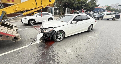 嚇歪！賓士駕駛撿手機直撞拖板車 紅色冷卻液流滿地