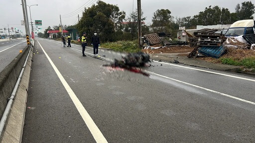 影/上班遇死劫！台61苗栗段騎士撞拖板車 血流滿地慘死