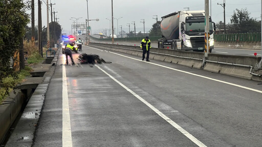 影/上班遇死劫！台61苗栗段騎士撞拖板車 血流滿地慘死