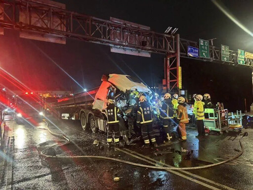 載H型鋼樑煞不住！國2大園拖板車追撞同事車1死 車頭變形