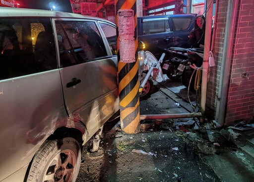 影/現場畫面曝！淡水休旅車衝撞民宅 74歲駕駛精神不濟釀禍