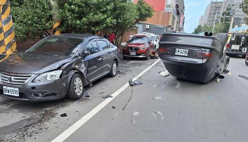 基隆重大車禍！一家4口翻車2童送醫 車上搜出毒品、刀械