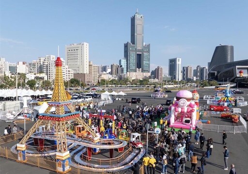 高雄「冬日遊樂園」開幕首日！男童玩「旋轉戰鬥機」暈倒