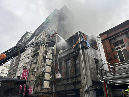 影/濃煙「吞噬」老建物！北市涼州街頂加起火 幸無傷亡