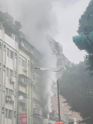 影/濃煙「吞噬」老建物！北市涼州街頂加起火 幸無傷亡