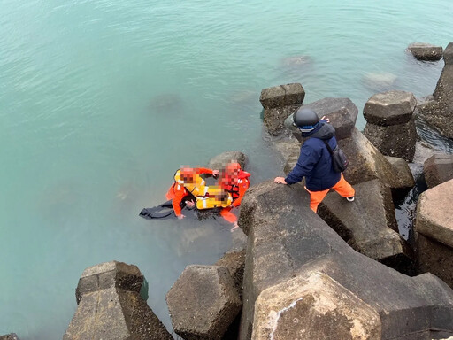 影/遊金門不慎落海！海巡「大潮」下水驚險救援