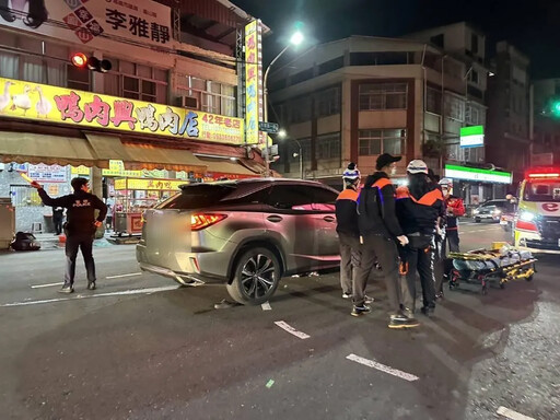 影/直擊撞擊瞬間！高雄嬤闖紅燈遭騎士撞擊噴飛 下秒遭他車輾過命危