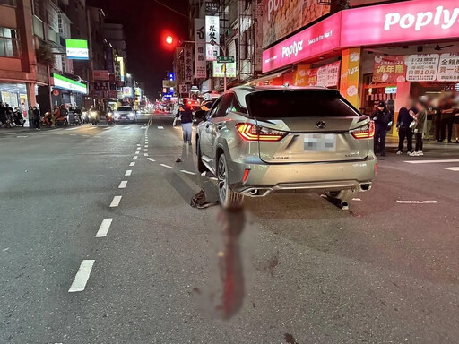 影/直擊撞擊瞬間！高雄嬤闖紅燈遭騎士撞擊噴飛 下秒遭他車輾過命危