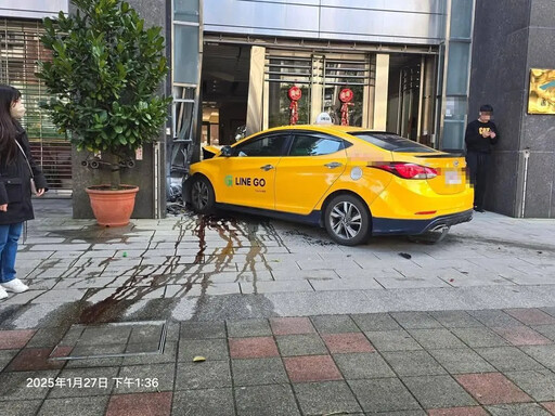 北市重大車禍！小黃撞4車衝人行道再噴文官學院 幸無傷亡