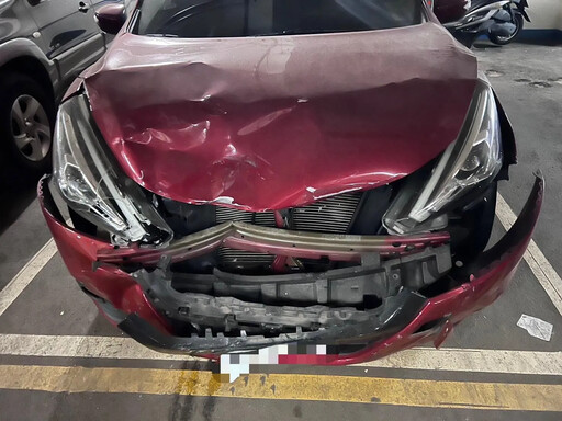 影/蛇年背上新債！台中自小客社區停車場爆衝撞毀4車