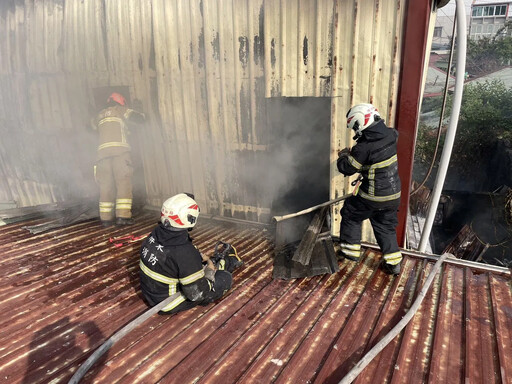 大年初一出歹誌！屏東北區市場遭燒毀 勇消踩鐵皮屋頂滅火