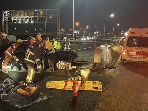 初一夜晚不平靜！轎車失控自撞永安大橋 釀2傷送醫幸無礙