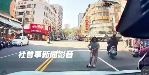 影/大人放縱！高雄滑板車女童逆向PK車頭 直擊瞬撞畫面