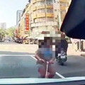 影/大人放縱！高雄滑板車女童逆向PK車頭 直擊瞬撞畫面