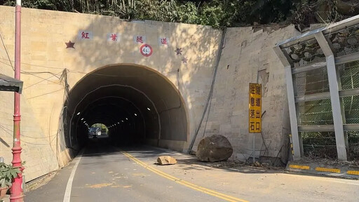 影/人品爆發！台南紅葉隧道口巨石震落 騎士差1秒人生登出