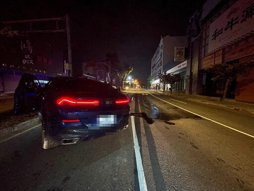 影/台南嚴重事故！休旅車猛撞分隔島、變電箱「油噴滿地」