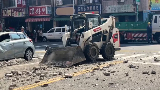 影/台南危樓牆面被震垮！磁磚雨砸車 住戶收紅單撤離