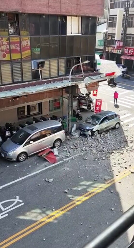 影/台南危樓牆面被震垮！磁磚雨砸車 住戶收紅單撤離