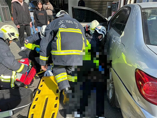 初二宜蘭重大車禍！轎車撞民宅車頭毀「1人命危搶救中」