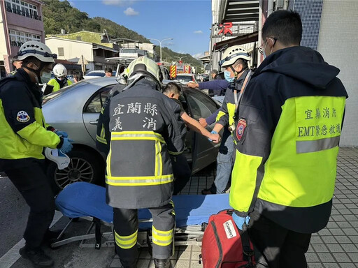 初二宜蘭重大車禍！轎車撞民宅車頭毀「1人命危搶救中」