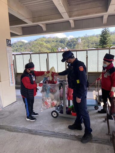 影/台鐵七堵站驚見「列車輪下卡天燈」！警巡邏聞異聲急排除