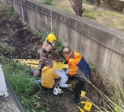 影/奪命瞬間！台南40歲男撞車衝入2米深大排 魂斷年初三