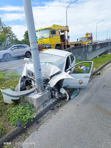 國1南下銅鑼段「轎車撞爛」險火燒 駕駛顱內出血躺路邊