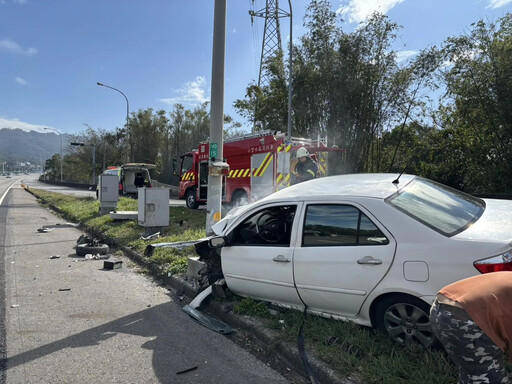 國1南下銅鑼段「轎車撞爛」險火燒 駕駛顱內出血躺路邊