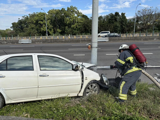 國1南下銅鑼段「轎車撞爛」險火燒 駕駛顱內出血躺路邊