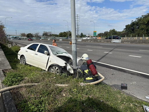 國1南下銅鑼段「轎車撞爛」險火燒 駕駛顱內出血躺路邊