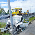 國1南下銅鑼段「轎車撞爛」險火燒 駕駛顱內出血躺路邊