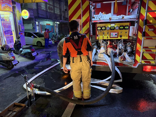 台南透天厝大火！1樓神明廳、車庫通通燒爛、焦黑畫面直擊