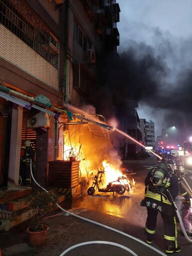 台中北區機車起火引發民宅燃燒！消防急滅火6車全毀 無人傷亡