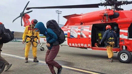 高雄山區溪水暴漲6人受困2人傷 空勤直升機吊掛助脫困