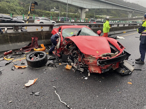 影/國1泰山轉接道保時捷撞橋墩 1人拋飛1人摔到見骨