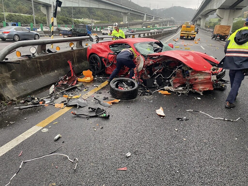 影/國1泰山轉接道保時捷撞橋墩 1人拋飛1人摔到見骨