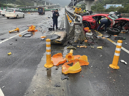 影/國1泰山轉接道保時捷撞橋墩 1人拋飛1人摔到見骨