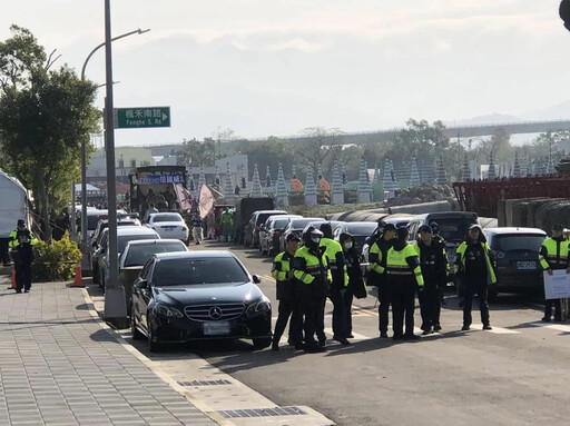 影/劉憲治告別式！特警持衝鋒槍戒備 辣妹護送火葬場