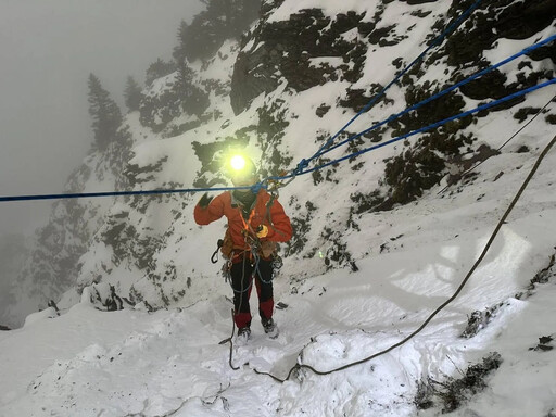 影/過年攀馬博橫斷墜谷！僅尋登山杖 女山友恐遭積雪掩埋