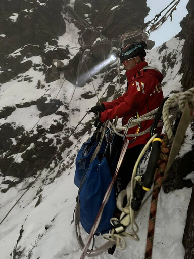 影/過年攀馬博橫斷墜谷！僅尋登山杖 女山友恐遭積雪掩埋