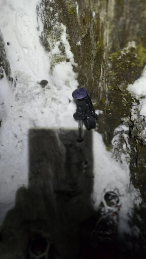 影/過年攀馬博橫斷墜谷！僅尋登山杖 女山友恐遭積雪掩埋