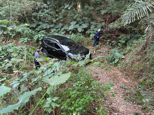 別偏信導航！一家五口出遊受困高雄山區 警民協力助脫困