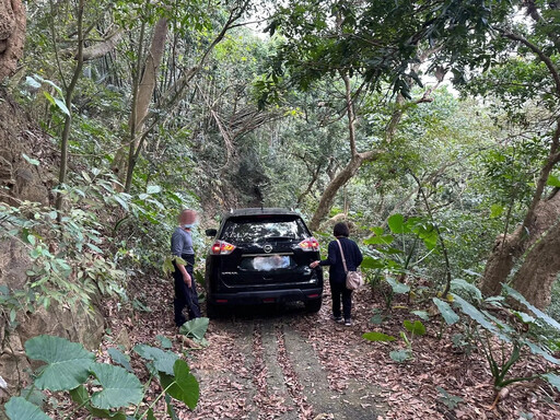 別偏信導航！一家五口出遊受困高雄山區 警民協力助脫困