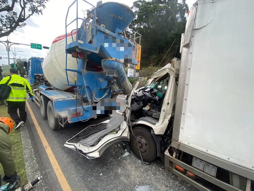 影/驚悚瞬間！新北超商物流車追撞水泥車 車頭全毀駕駛受困