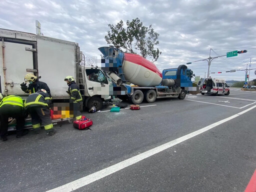 影/驚悚瞬間！新北超商物流車追撞水泥車 車頭全毀駕駛受困