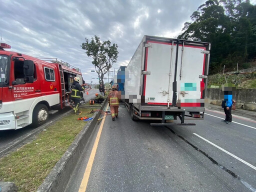 影/驚悚瞬間！新北超商物流車追撞水泥車 車頭全毀駕駛受困