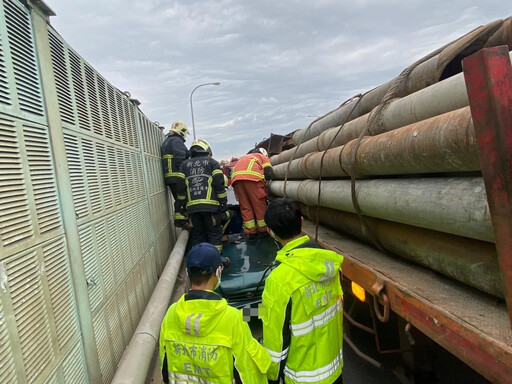 影/夾殺瞬間！台64線「7旬翁開車慘遭聯結車擠護欄」