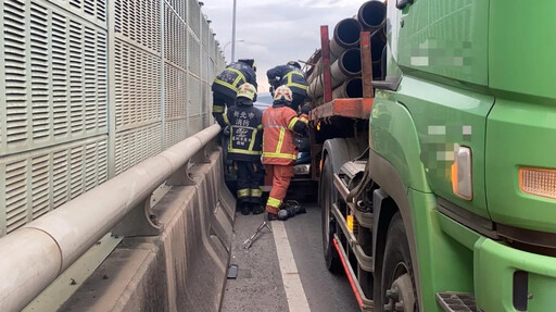 影/夾殺瞬間！台64線「7旬翁開車慘遭聯結車擠護欄」