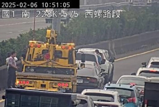 國1南向西螺段「6車追撞」 傷亡不明！擠壓現場直擊