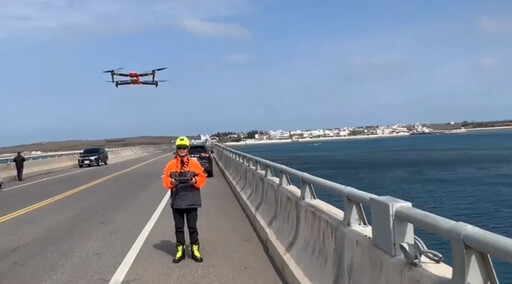 澎湖男「車停跨海大橋上」人不見！警消海巡緊急搜尋中